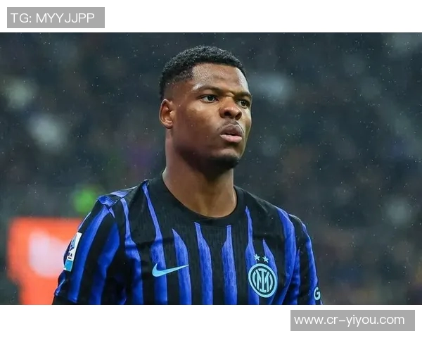 邓弗里斯不满被换下怒砸皮球表情郁闷引发关注